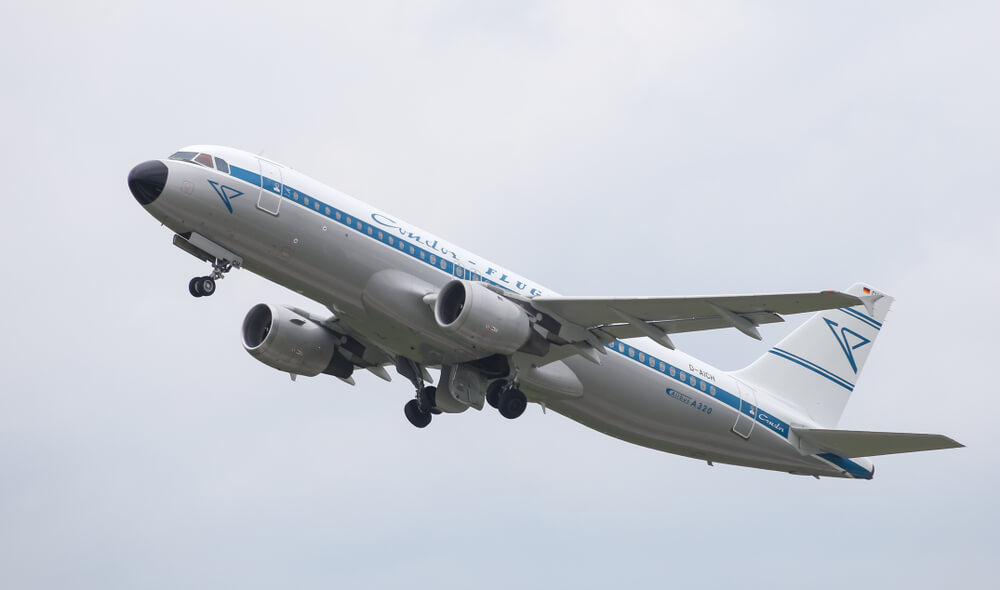 condor_airlines_airbus_a320_in_retro_livery_departing_dusseldorf_airport_dus.jpg