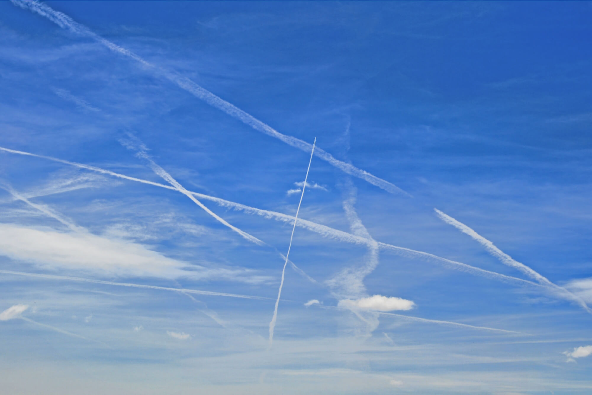 contrails_in_the_blue_sky.jpg