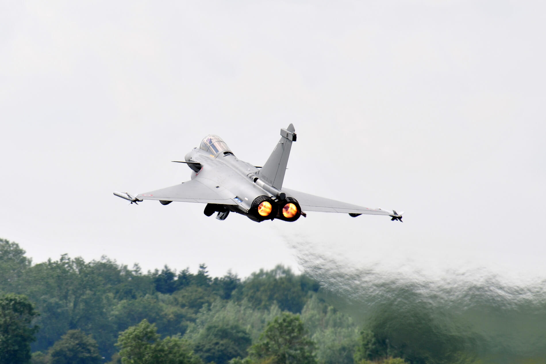 dassault_rafale_fighter_jet_at_low_altitude.jpg