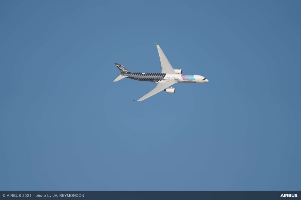 dubai_airshow_2021_opening_-_a350_airbus_flying_display.jpg