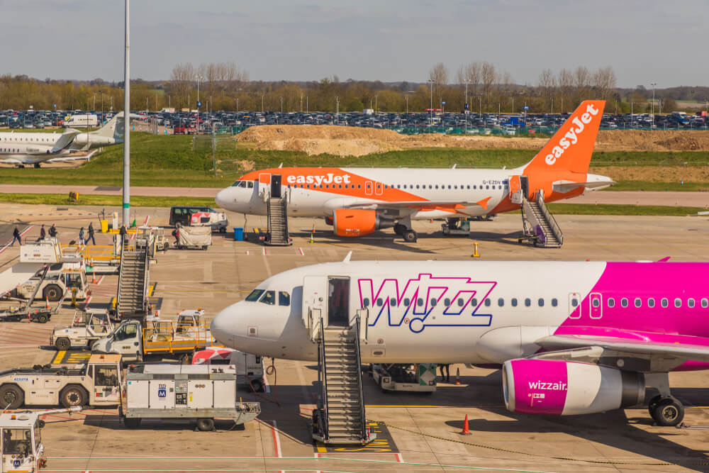 easyjet_and_wizz_air_airbus_a320_aircraft_at_london-luton_airport_ltn.jpg