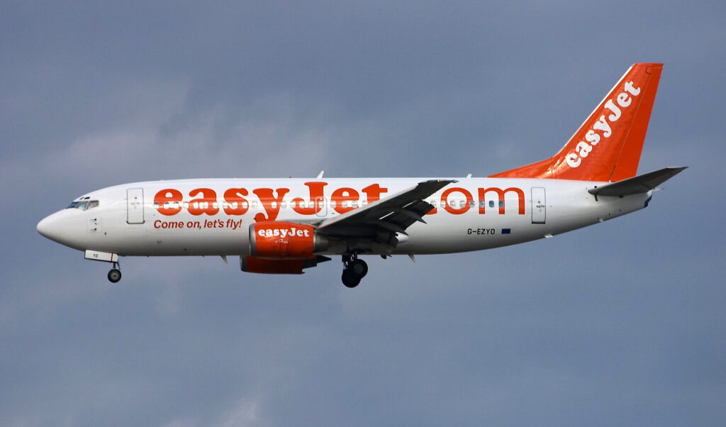 easyjet_boeing_737_landing_at_madrid_bajaras_airport_mad.jpg