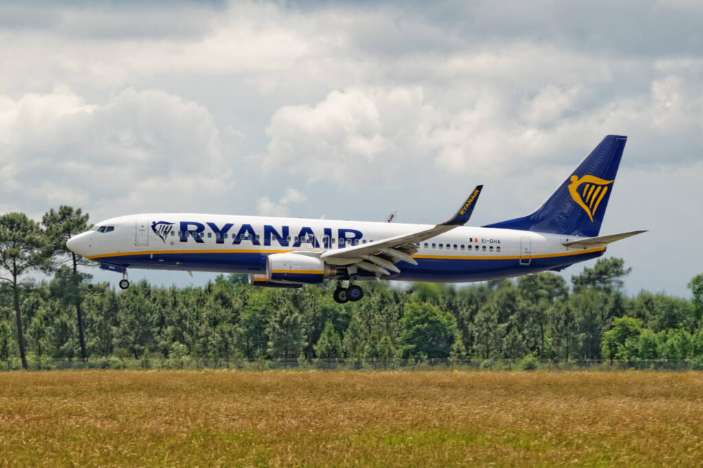 ei-dha_-_boeing_737_-_ryanair_41764201635.jpg