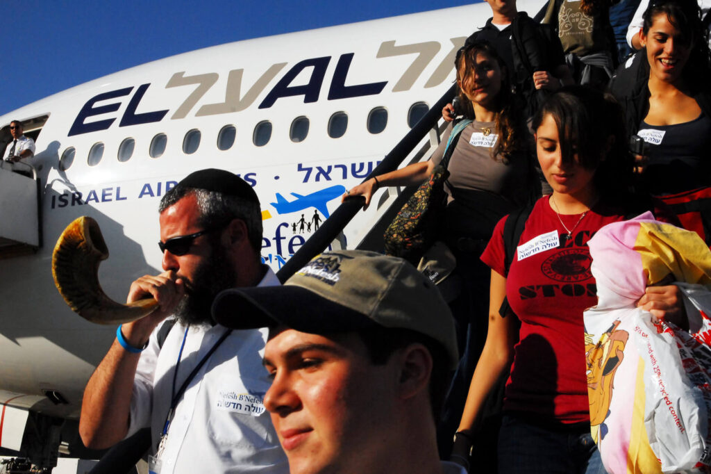 el_al_israel_airlines_flight_in_ben_gurion_airport.jpg