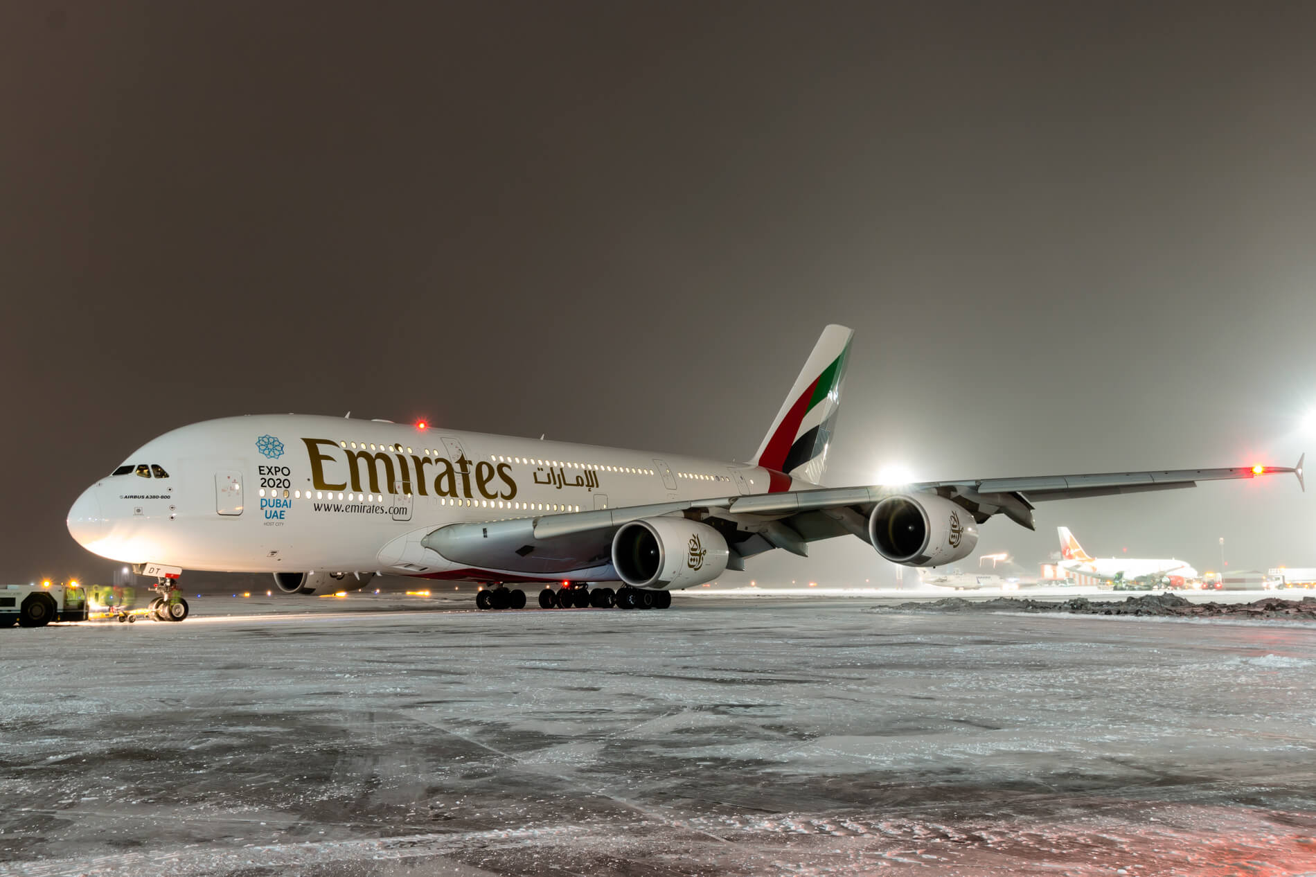emirates_a380_landing_in_moscow.jpg