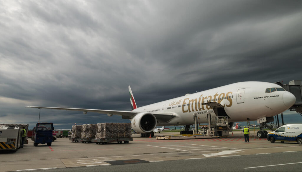 emirates airline boeing 777 in warshawjpg emirates_airline_boeing_777_in_warshaw.jpg