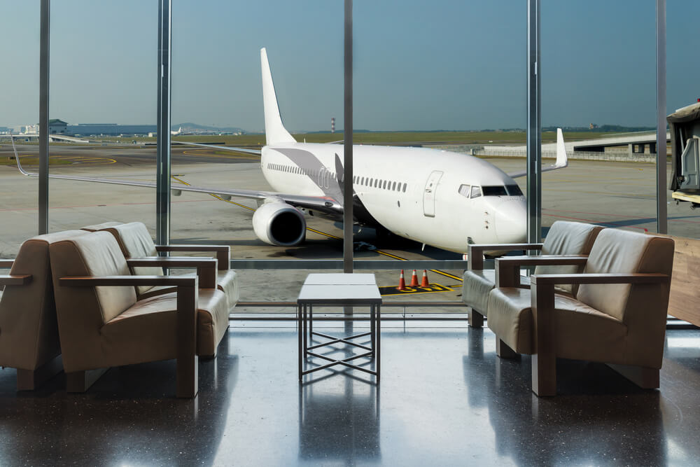 empty_airport_lounge_with_a_boeing_737ng_in_the_background.jpg