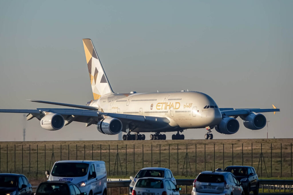 etihad airways airbus a380 landing at paris charles de gaulle international airport cdgjpg etihad_airways_airbus_a380_landing_at_paris_charles_de_gaulle_international_airport_cdg.jpg