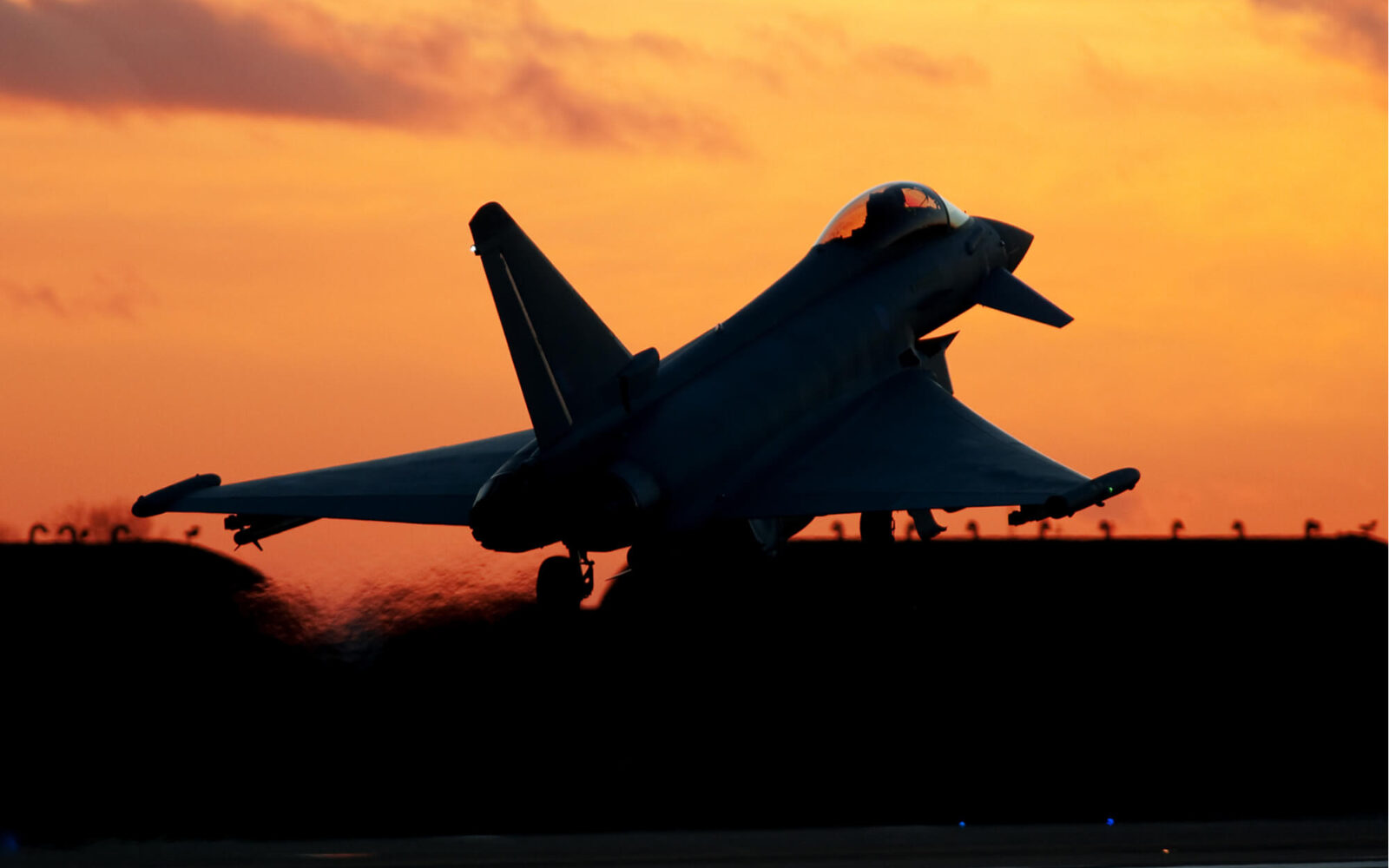 eurofighter_typhoon_seen_landing_at_sunset_in_the_uk-1600x1000.jpg