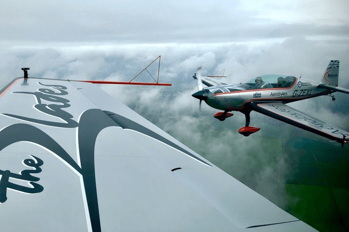 Extra300 in formation
