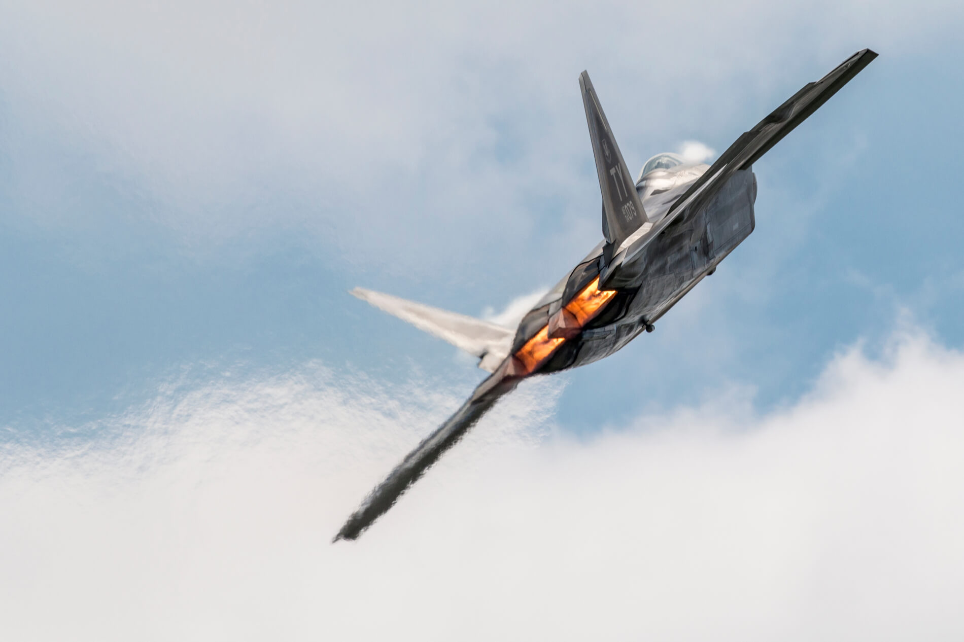 f-22_raptor_flying.jpg