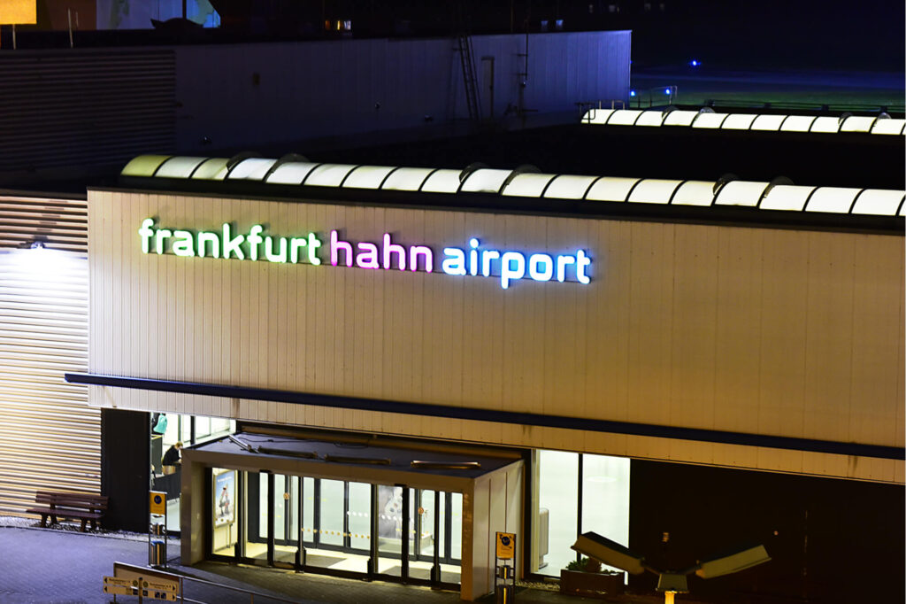 frankfurt_hahn_airport_building_seen_at_night.jpg
