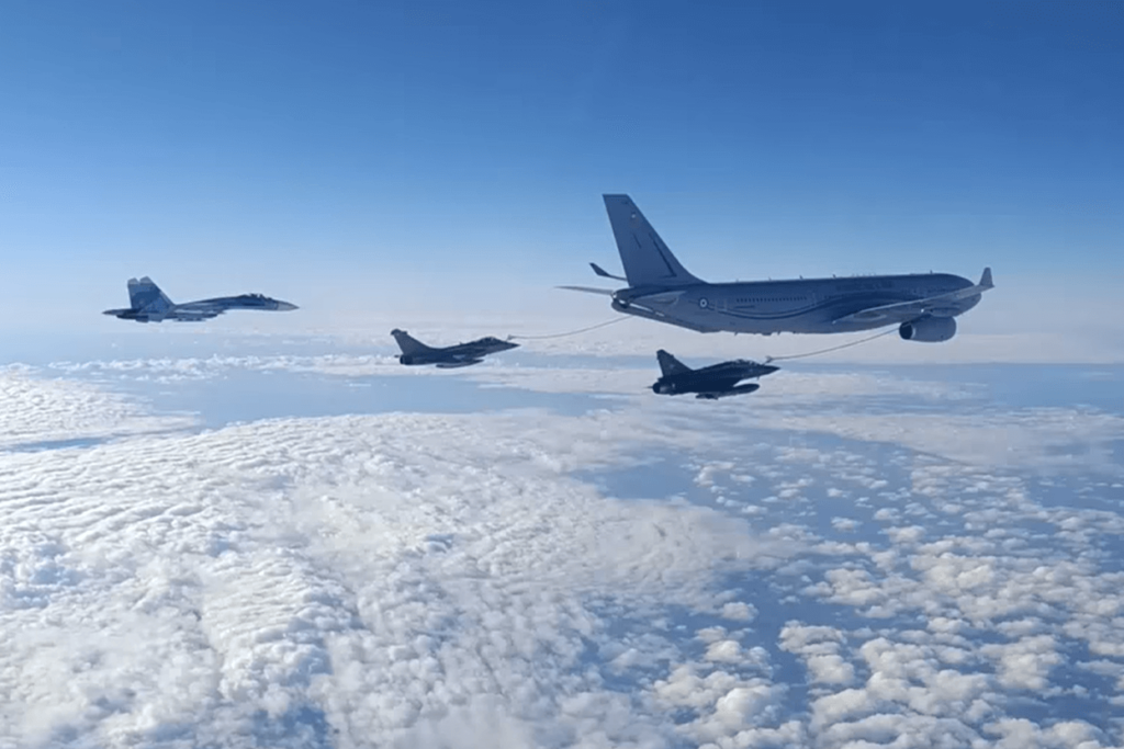 french aircraft escorted by russian fighters during refuelingpng french_aircraft_escorted_by_russian_fighters_during_refueling.png