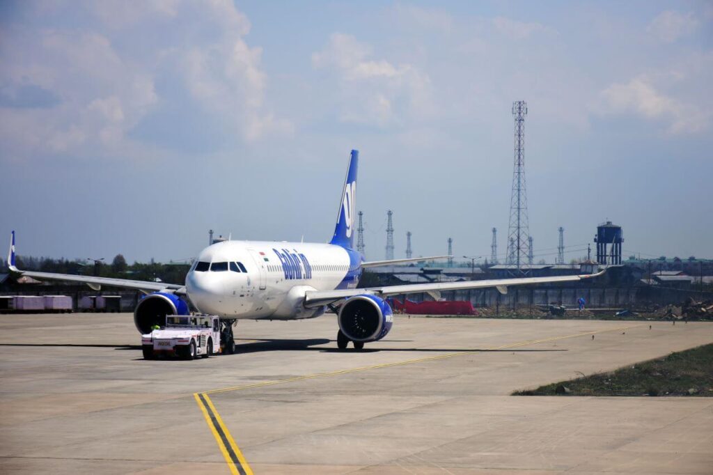 goair_airbus_a320_runway.jpg