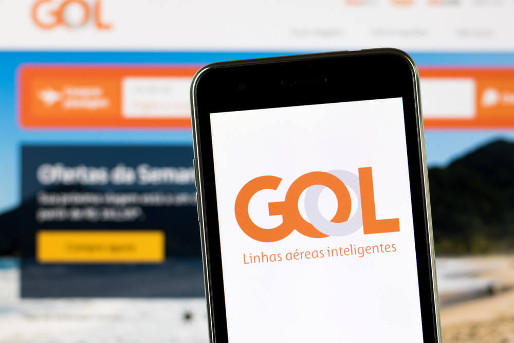 gol_airlines_logo_on_smartphone_with_white_background-1.jpg