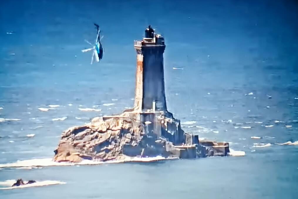 helicopter experiences near miss incident with lighthousejpg helicopter_experiences_near-miss_incident_with_lighthouse.jpg