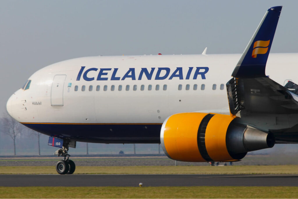 icelandair_boeing_767_landing_in_amsterdam_schiphol_airport.jpg