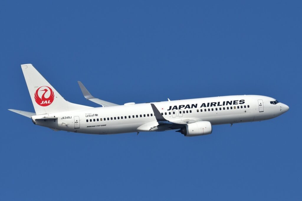 japan airlines plane flying