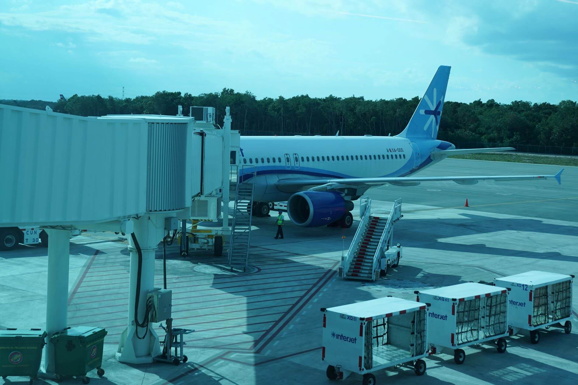 interjet_a320_grounded.jpg