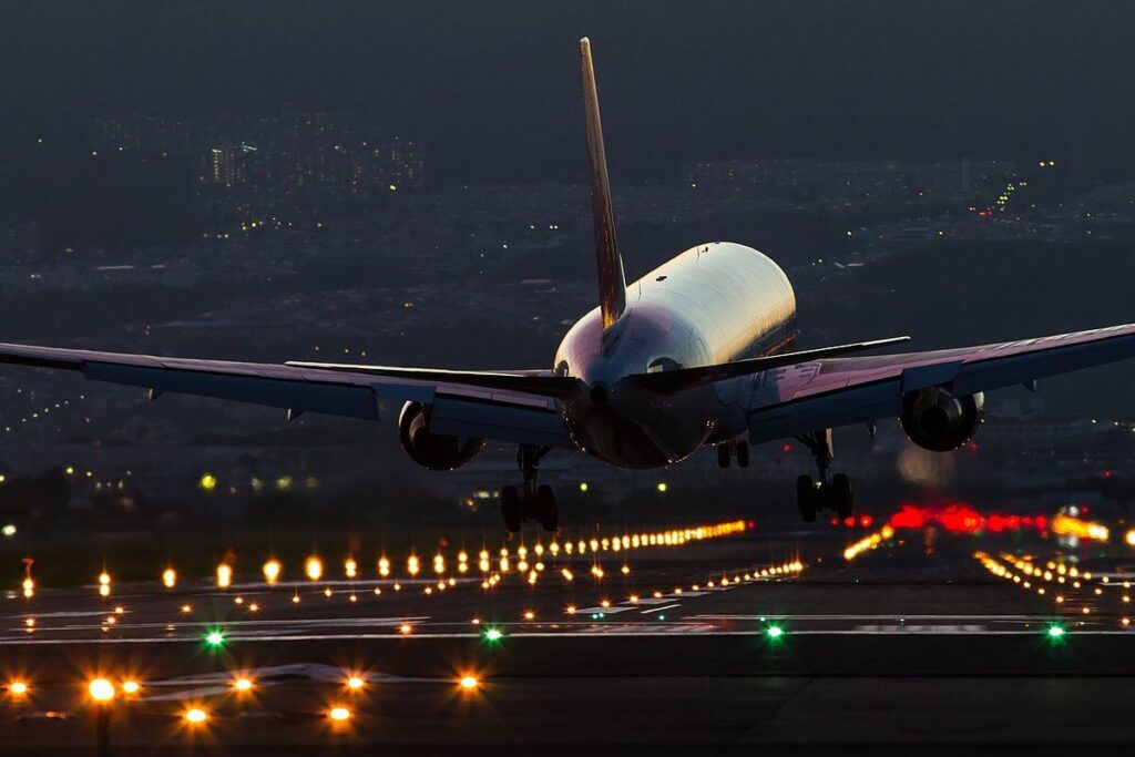 jal_night_landing_at_osaka_international_airport.jpg
