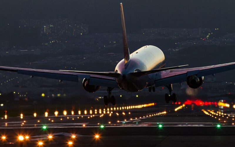 jal_night_landing_at_osaka_international_airport.jpg