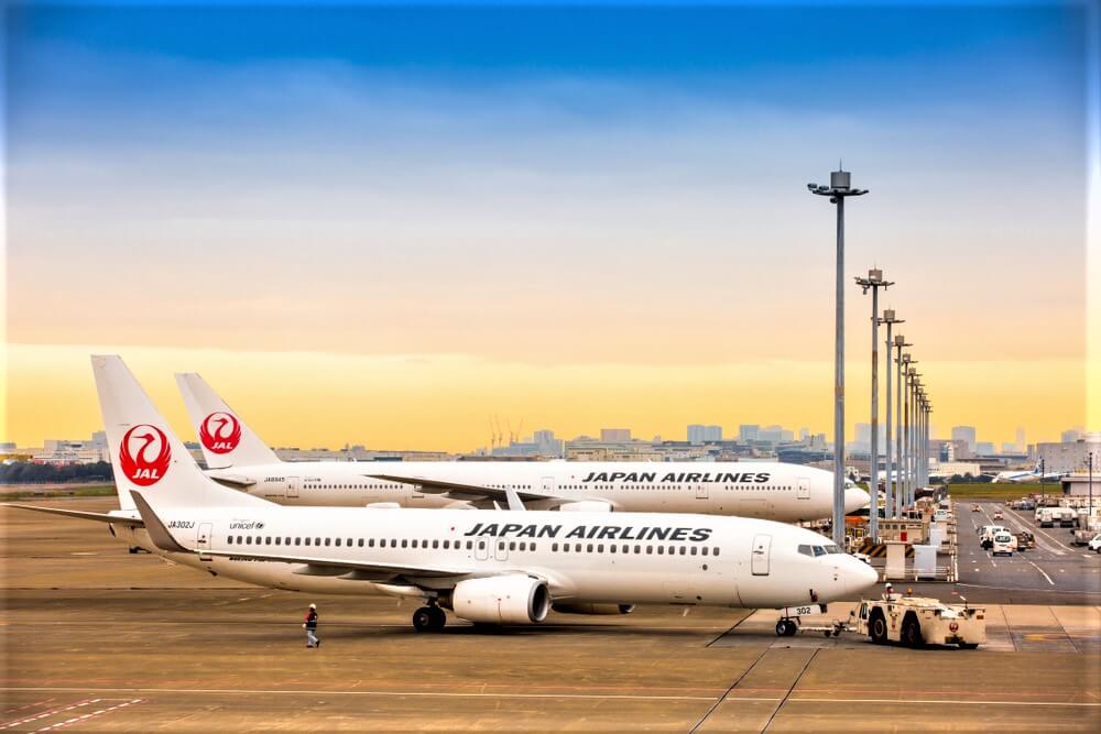 japan_airlines_or_jal_plane_at_haneda_international_airport.-2.jpg