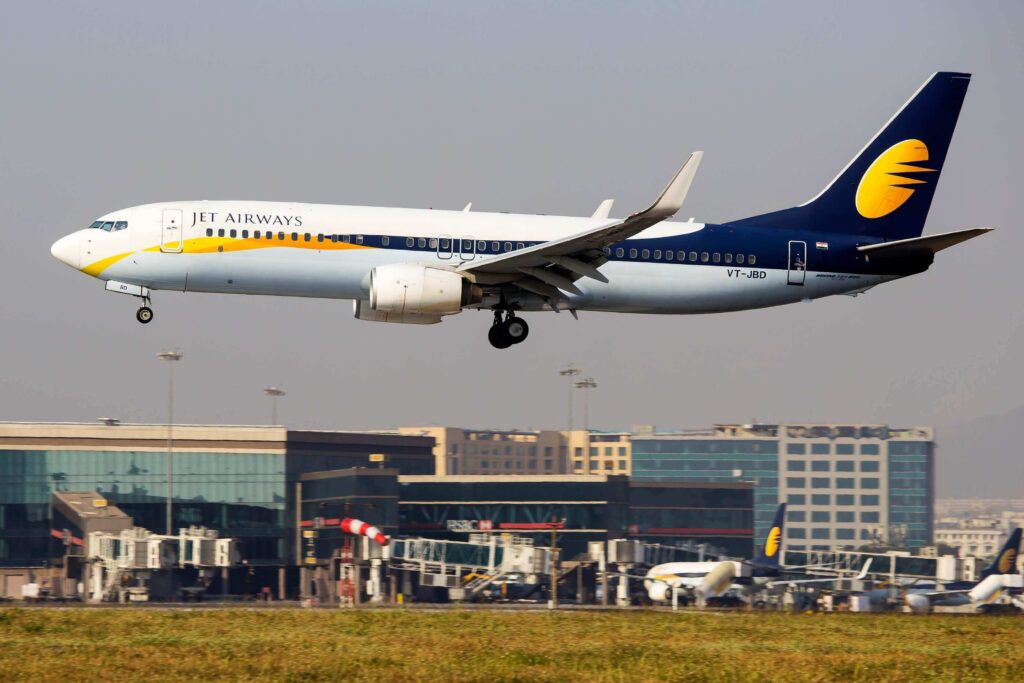 jet_airways_boeing_737-800_landing_in_mumbai.jpg
