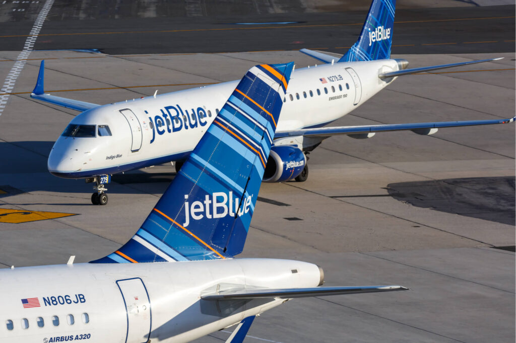 jetblue_aircraft_at_jfk_airport-2.jpg
