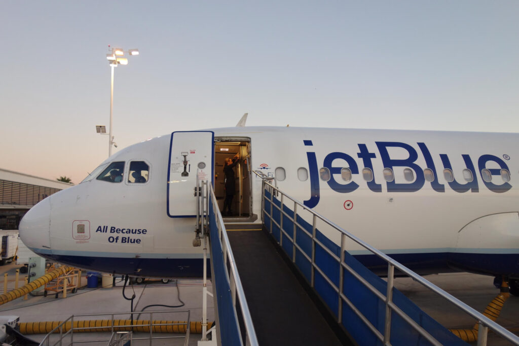 jetblue airplane at the long beach airport lgbjpg jetblue_airplane_at_the_long_beach_airport_lgb.jpg
