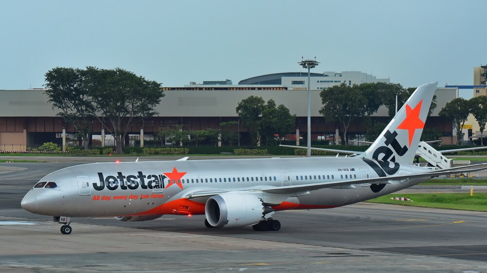 jetstar-airways-boeing-787-taxiing-in-singapore-changi-international-airport.jpg