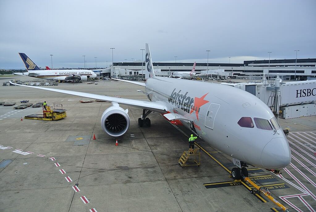 jetstar-boeing-787-dreamliner-at-sydney-international-airport-syd.jpg