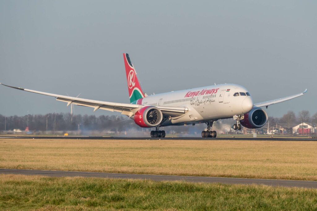 kenya_airways_5y-kze_boeing_787-8_dreamliner_landing_at_schiphol_airport.jpg