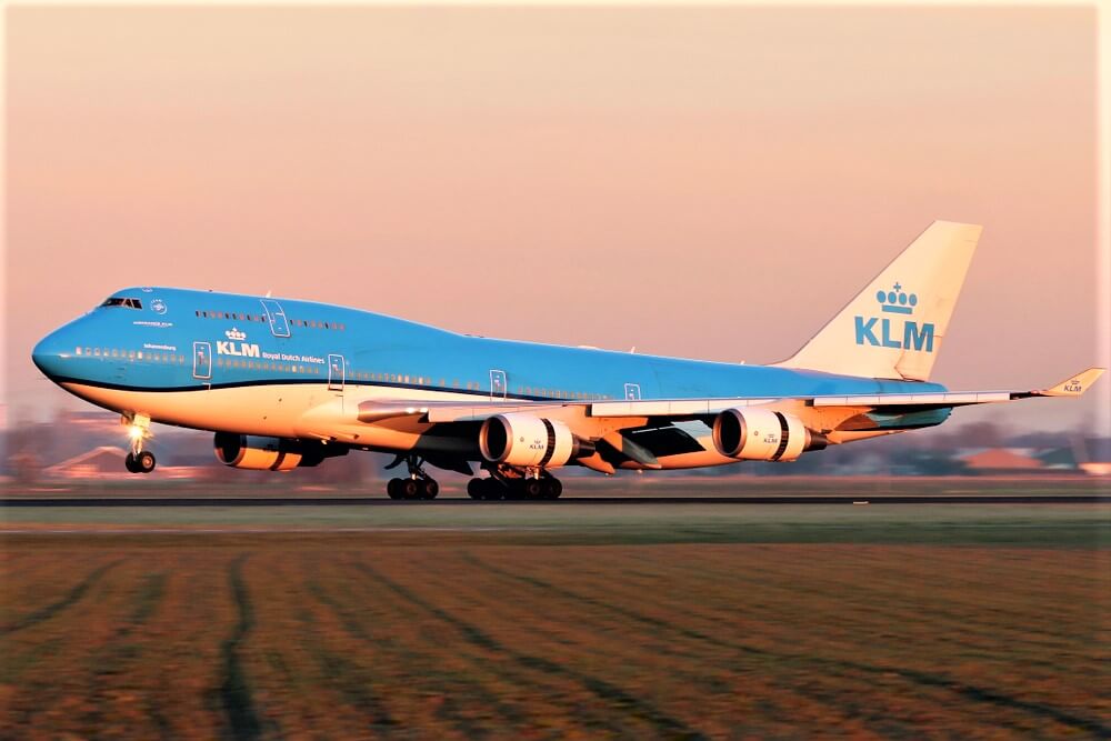 klm_royal_dutch_airlines_boeing_747_landing_in_amsterdam_schiphol_airport-1.jpg