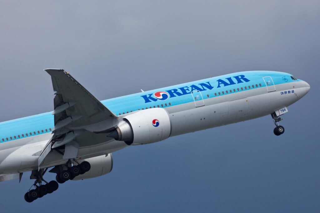 korean_air_plane_taking_off.jpg