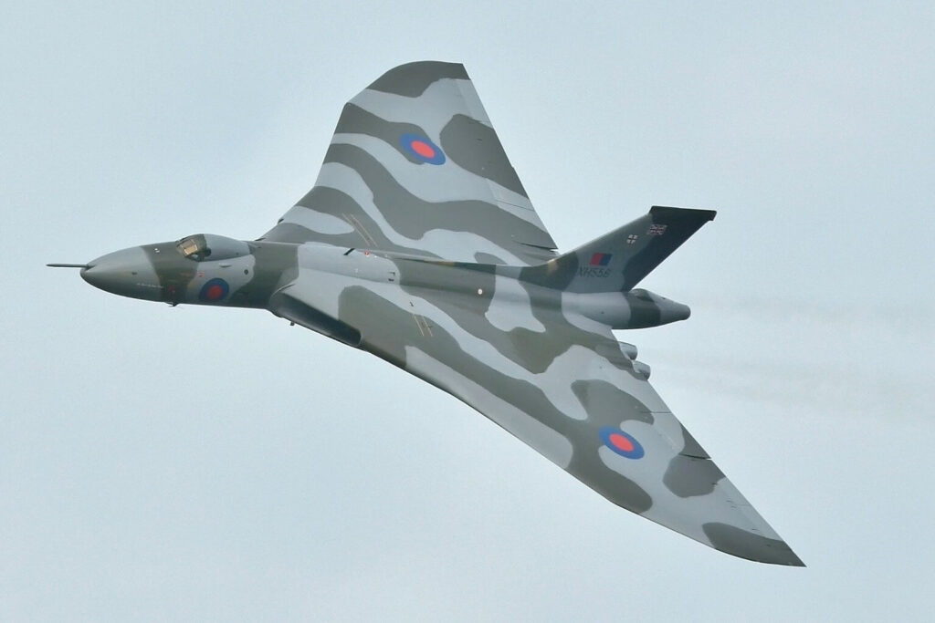 last flight of avro vulcan xh558 over farnborough in 2015jpg last_flight_of_avro_vulcan_xh558_over_farnborough_in_2015.jpg