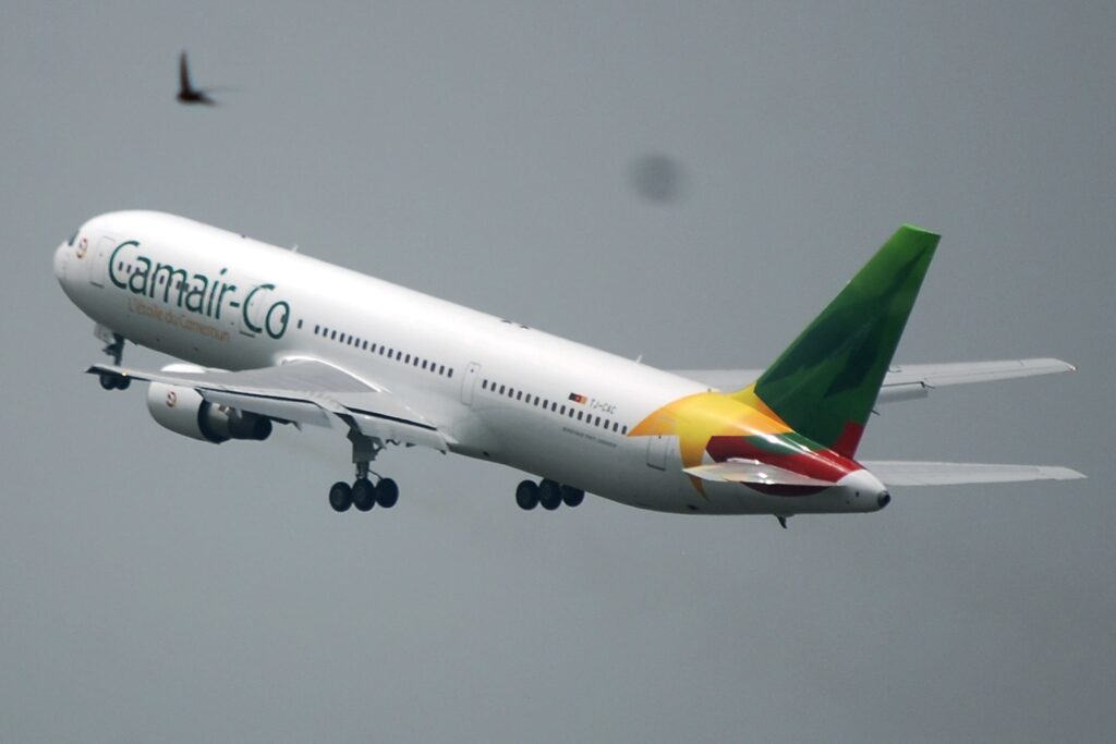 le_dja_boeing_767_de_camairco_lors_du_vol_inaugural__laroport_international_de_douala_au_cameroun.jpg