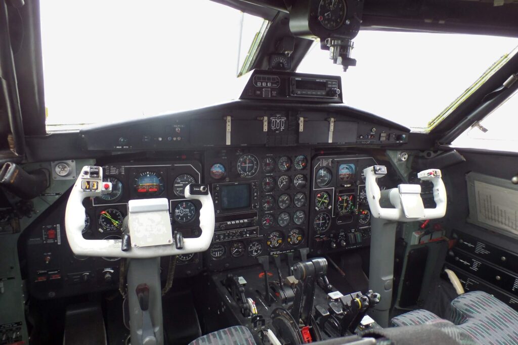 let_l_410_flight_deck.jpg