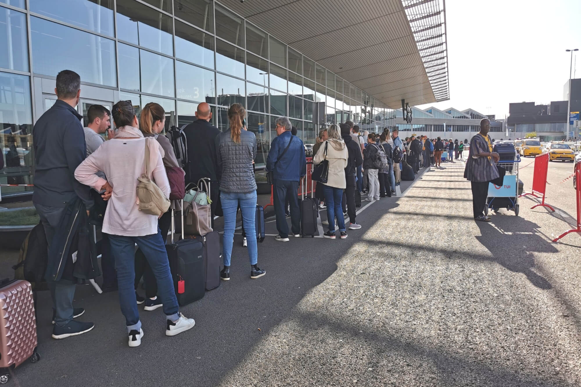 long_lines_at_schiphol_airport_may_2022.jpg
