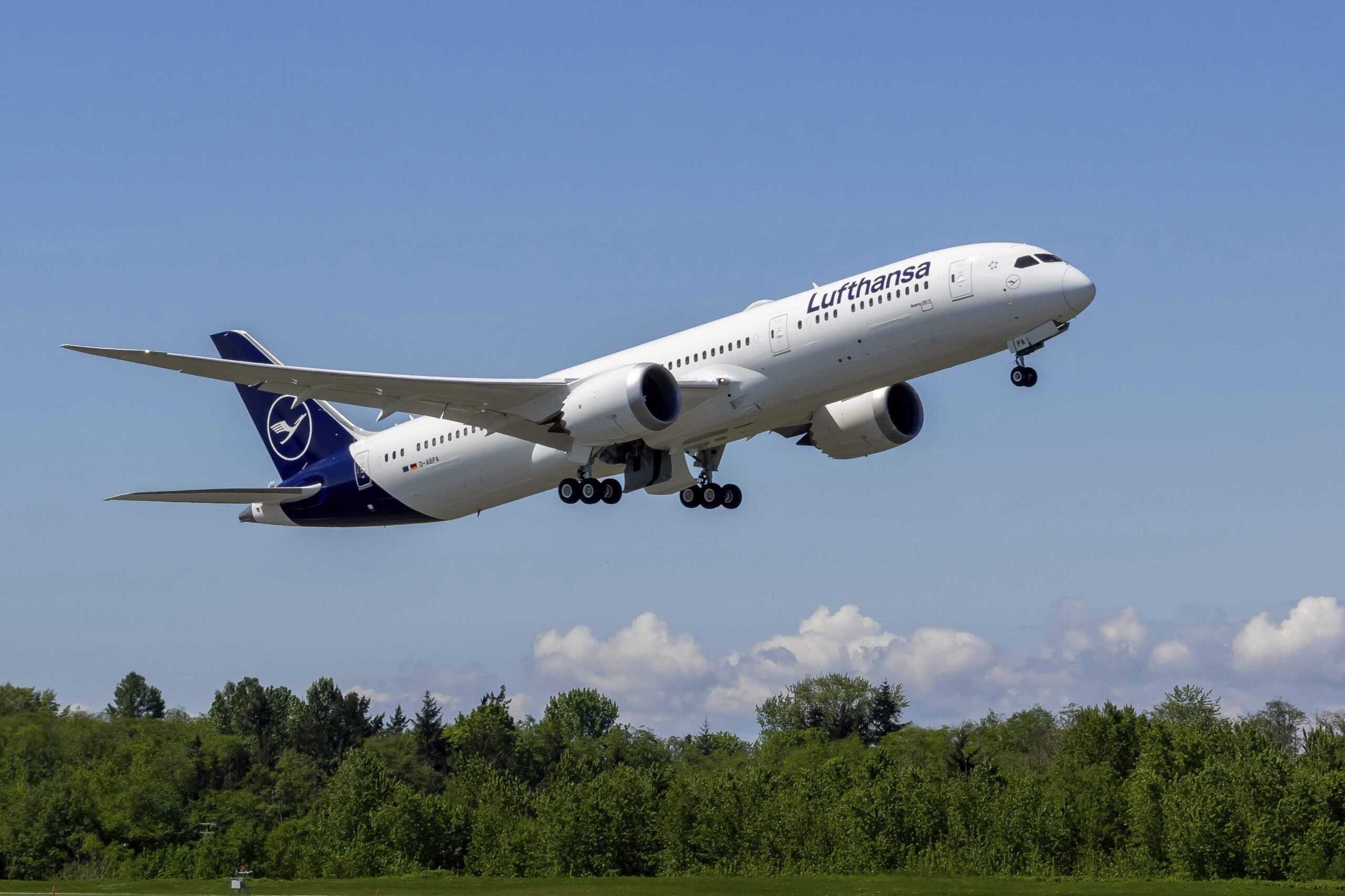 lufthansa_787_take-off.jpg
