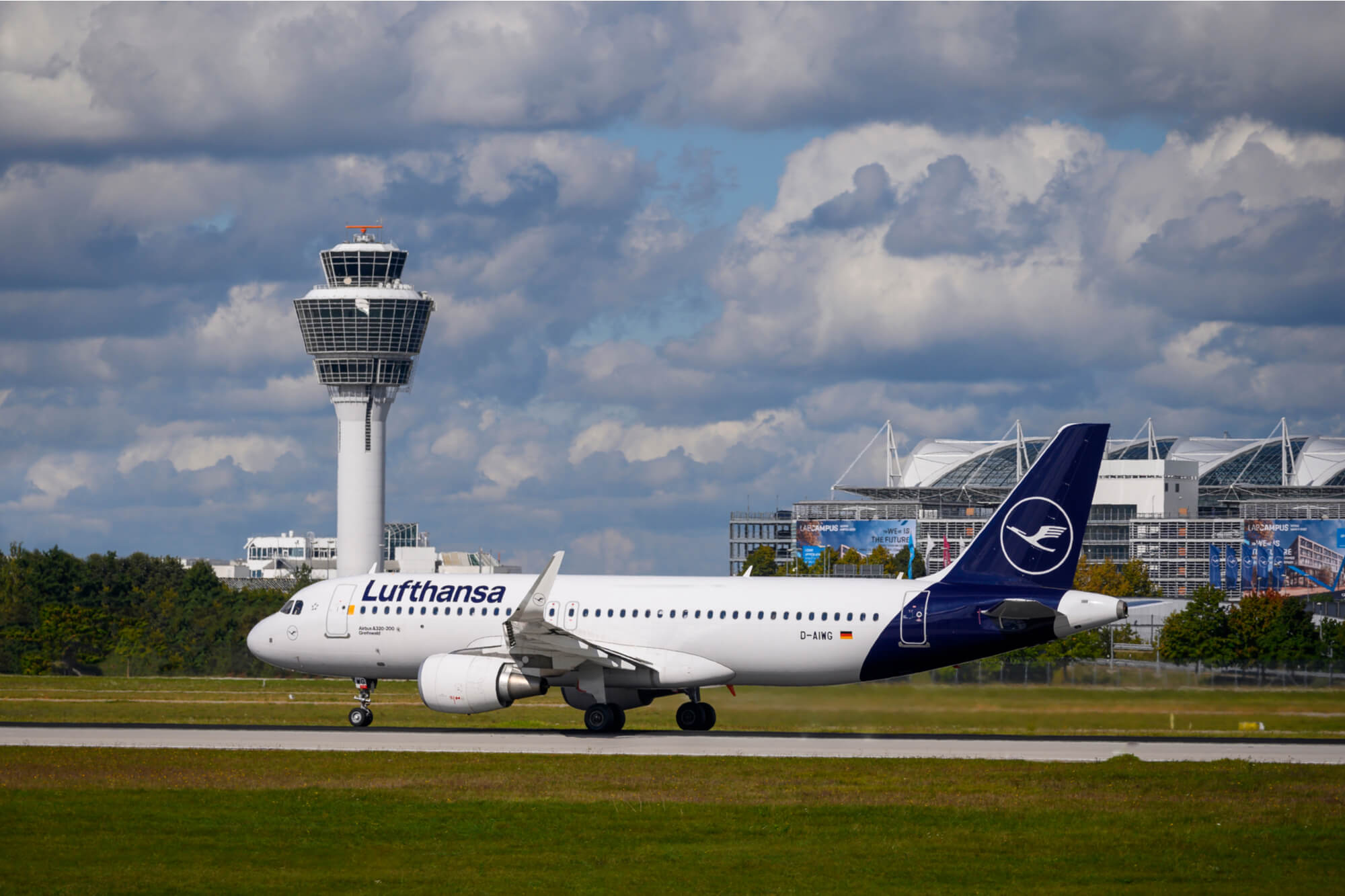 lufthansa_a320_at_munich_airport-1.jpg