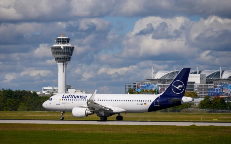 lufthansa_a320_at_munich_airport-3.jpg