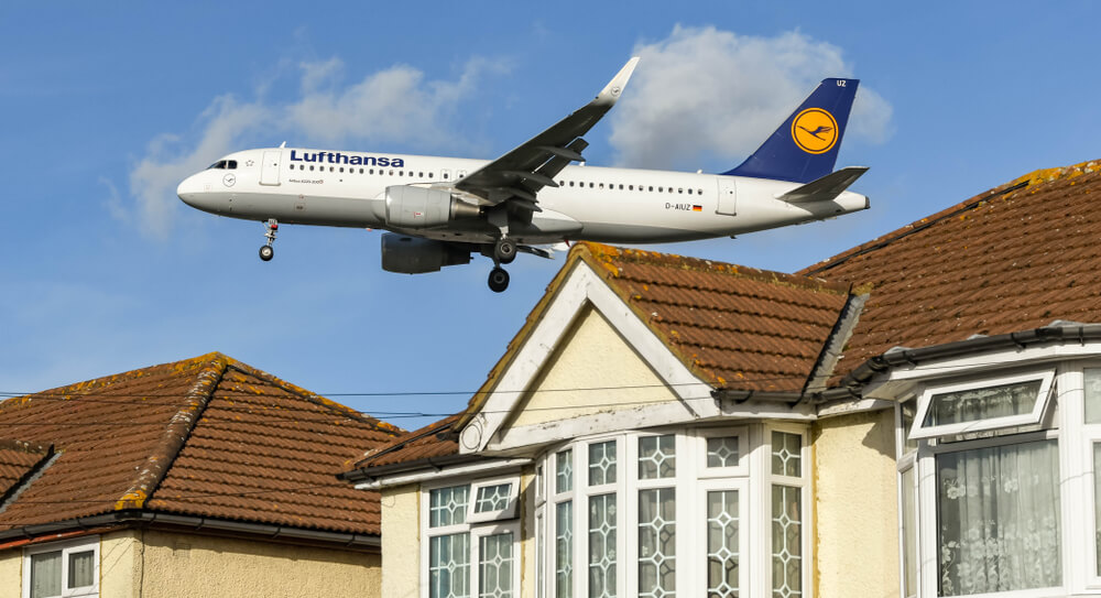lufthansa_airbus_a320_landing_over_houses_near_london_heathrow_international_airport.jpg