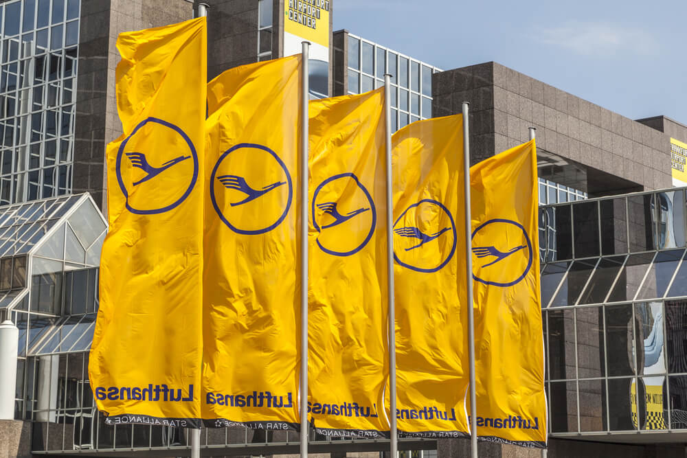 lufthansa_crane_flags_in_frankfurt_germany.jpg