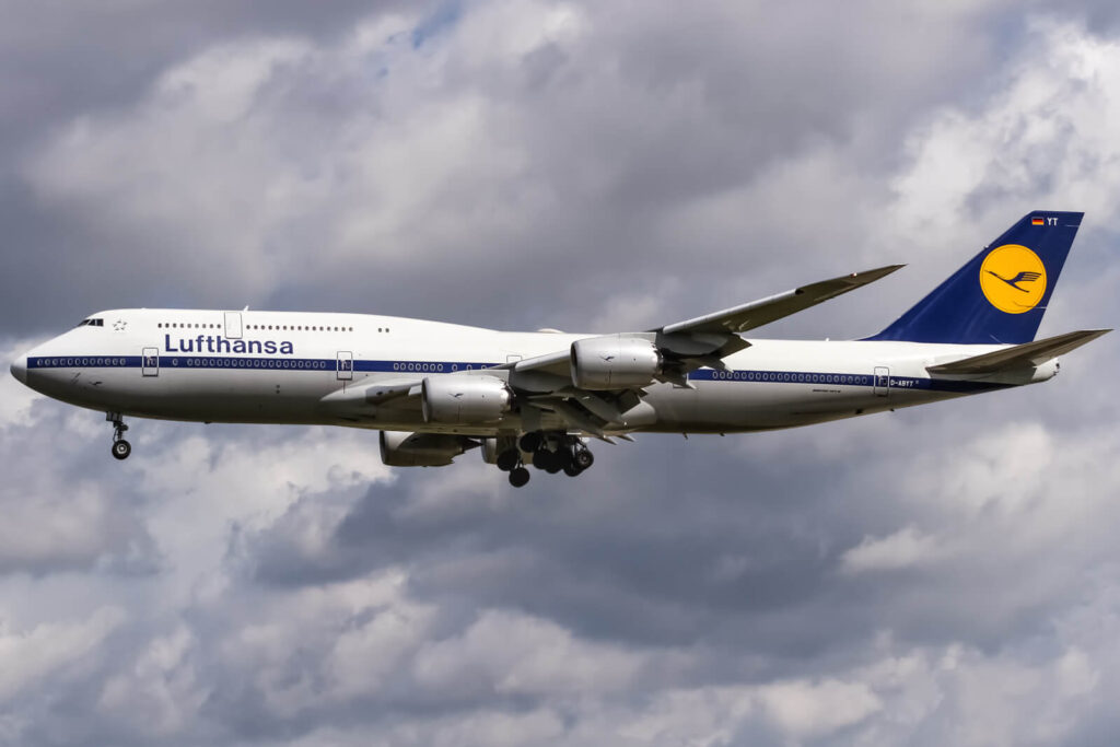 lufthansa_d-abyt_boeing_747-8_coming_in_from_buenos_aires_saez_@_frankfurt_-_rhein-main_international_eddf-1.jpg