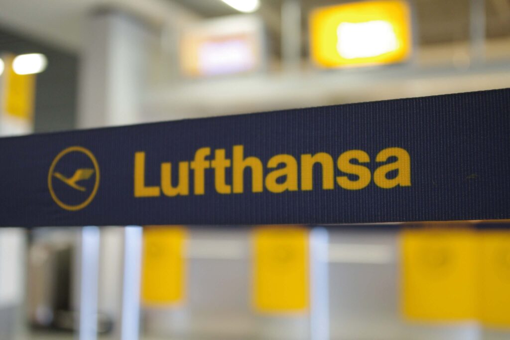 lufthansa_logo_in_an_airport-1-1.jpg