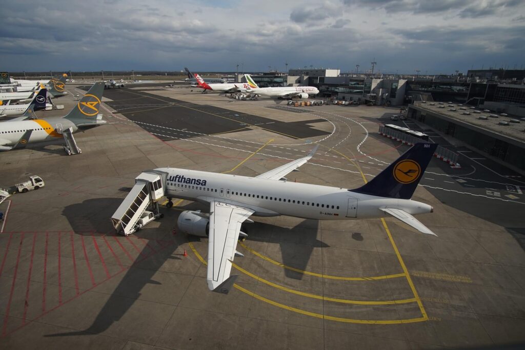 lufthansa_plane_on_ground_in_airport.jpg