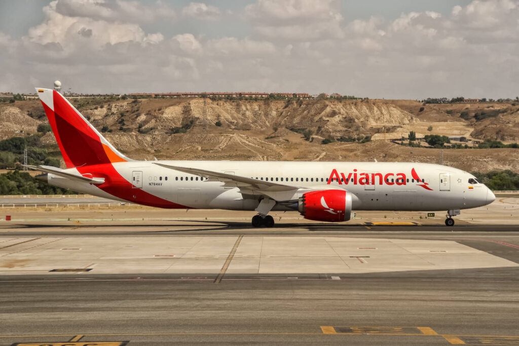 n784av_avianca_boeing_787-8_dreamliner_departing_to_bogota_big_@_madrid_-_barajas_mad_-_22.08.2015_22598489772-1.jpg