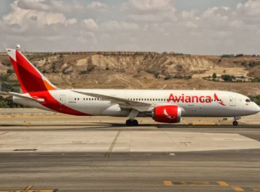 n784av_avianca_boeing_787-8_dreamliner_departing_to_bogota_big_@_madrid_-_barajas_mad_-_22.08.2015_22598489772-2.jpg