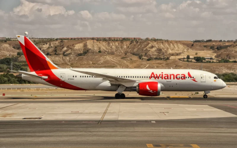 n784av_avianca_boeing_787-8_dreamliner_departing_to_bogota_big_@_madrid_-_barajas_mad_-_22.08.2015_22598489772-2.jpg