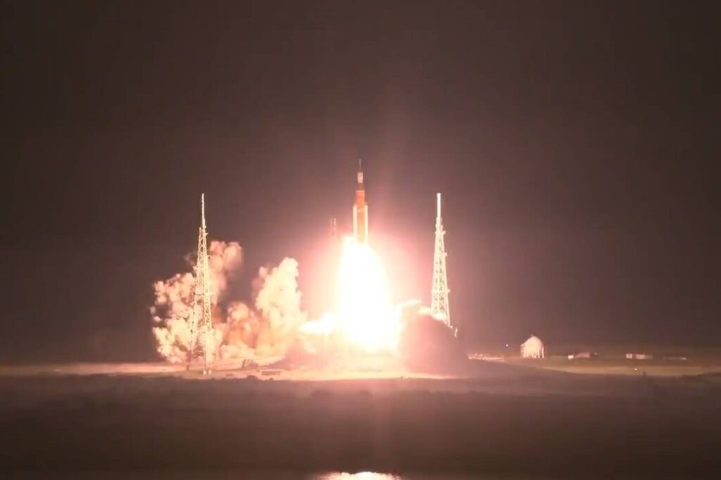nasas sls blasts off for the moon on artemis i missionjpg nasas_sls_blasts_off_for_the_moon_on_artemis_i_mission.jpg